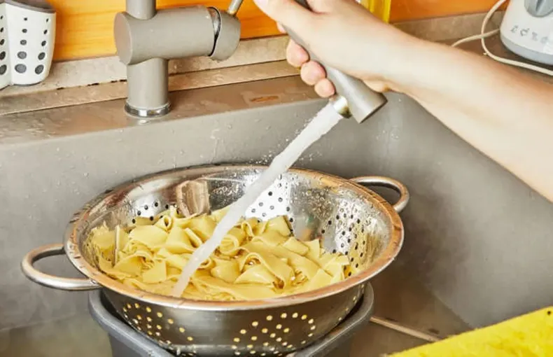 No hay que pasar la pasta por agua fría después de cocinarla.