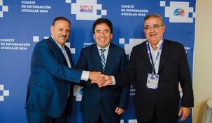 Los gobernadores Quintela y Jalil junto a su colega de la región chilena de Atacama.