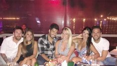 Messi y su mujer comiendo con amigos en Ibiza. Messi y su mujer comiendo con amigos en Ibiza.