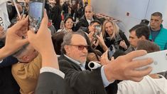 Karina Milei se tomó selfies con los seguidores libertarios.