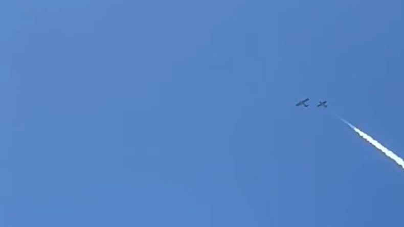 Momentos previos al accidente aéreo entre dos aviones de acobacias en Uruguay, que dejó como saldo un muerto.
