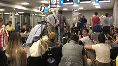 Muchos pasajeros debieron esperar en Aeroparque por demoras y cancelaciones. Muchos pasajeros debieron esperar en Aeroparque por demoras y cancelaciones.