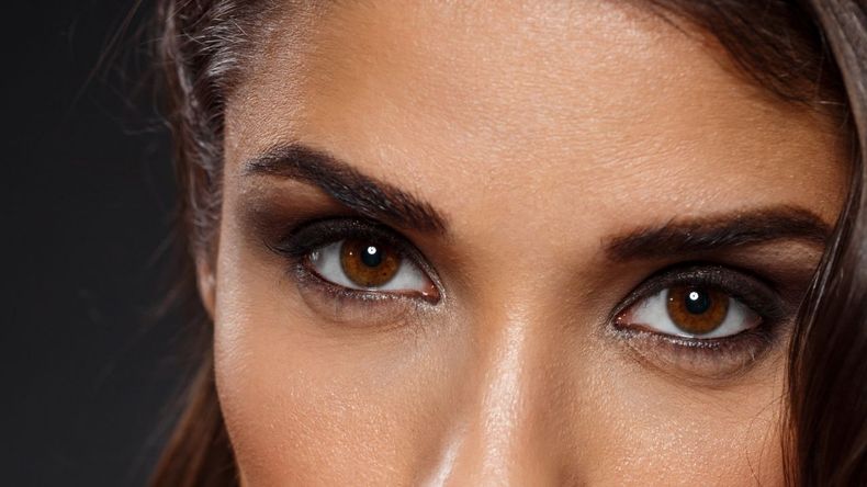 Este estilo, que agranda e intensifica la mirada y fue tendencia hace décadas, regresa con fuerza, convirtiéndose en la inspiración de maquillaje de la temporada.