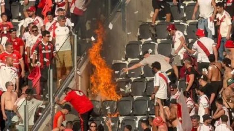 El momento del incendio en una de las tribunas del Monumental durante el Supercl&aacute;sico.&nbsp;