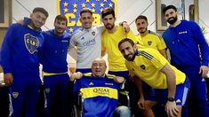 El señor junto a los integrantes del plantel xeneize. El señor junto a los integrantes del plantel xeneize.