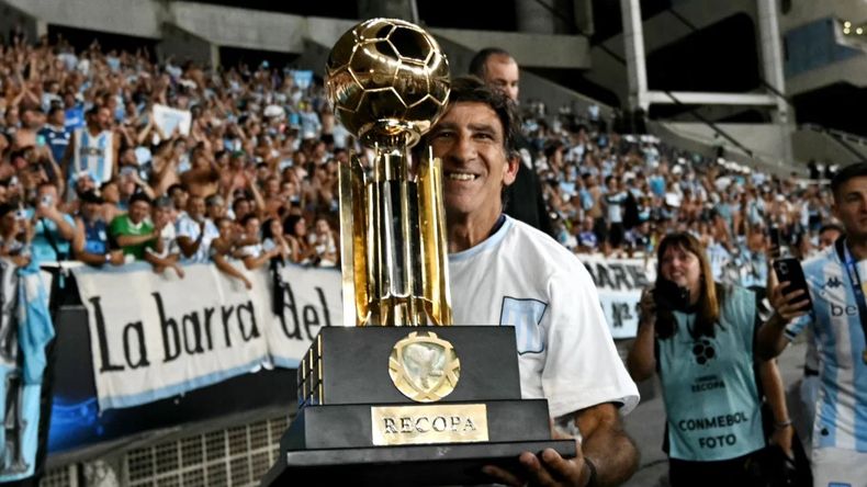 Costas con la Recopa 2025, que le gan&oacute; a Botafogo en R&iacute;o de Janeiro.