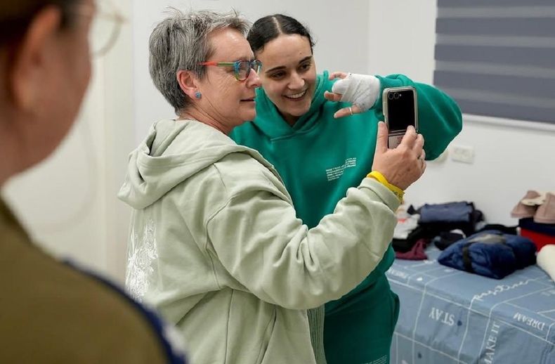 Las rehenes israel&iacute;es que liber&oacute; Ham&aacute;s se reencontraron con sus familiares.