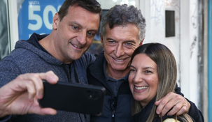 El expresidente caminó por las calles porteñas junto a la candidata legisladora del PRO.