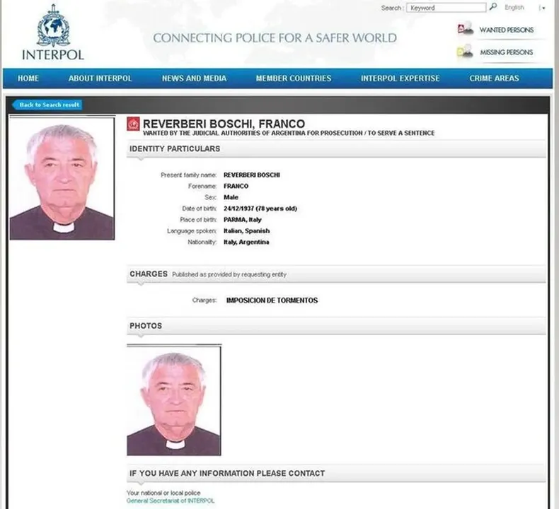 La orden de captura emitida por Interpol. 