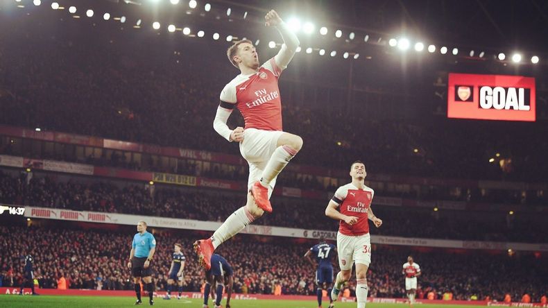 El pico de su carrera profesional fue en Arsenal de Inglaterra.