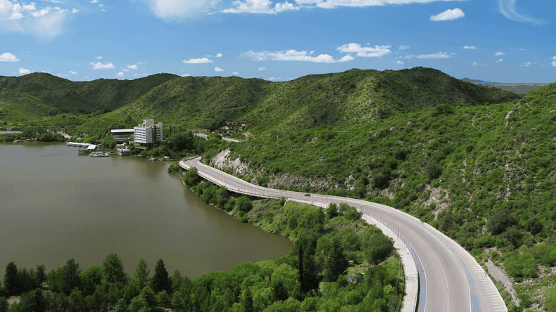 Cuenta con varios espejos de agua y la superficie total del valle alcanza las 360 hectáreas.