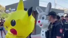 Pikachu y Labubu se fueron en patrullero. Pikachu y Labubu se fueron en patrullero.