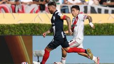 Gonzalo Montiel disputa el balón con Sergio Ramos, la figura de Monterrey. Gonzalo Montiel disputa el balón con Sergio Ramos, la figura de Monterrey.