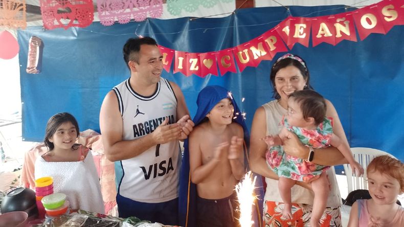 Lula, junto a sus padres Romina y Aníbal y sus hermanitos, Santi y Brenda