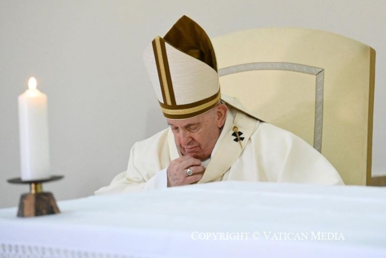 El pontífice no pudo asistir al Vía Crusis este viernes por las bajas temperaturas en la capital italiana.