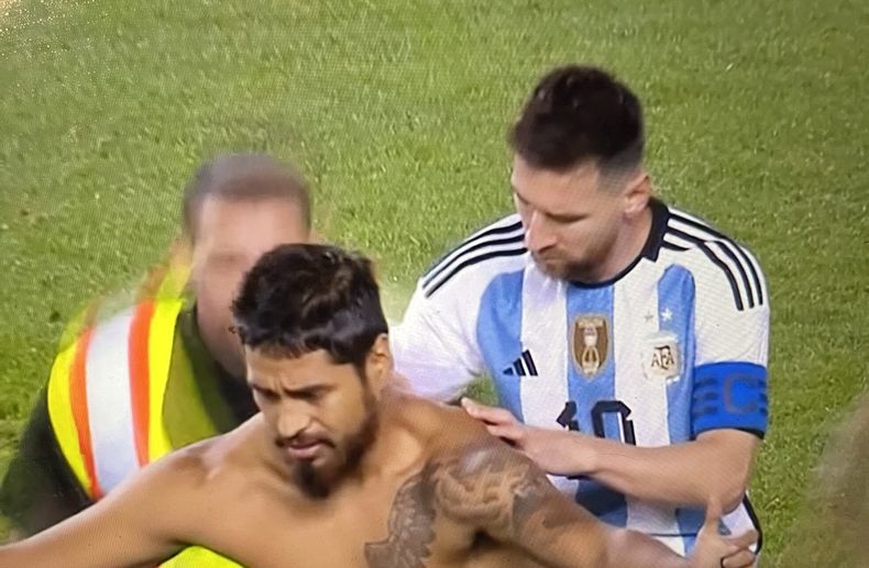 Messi estanpando su firma en medio del partido.