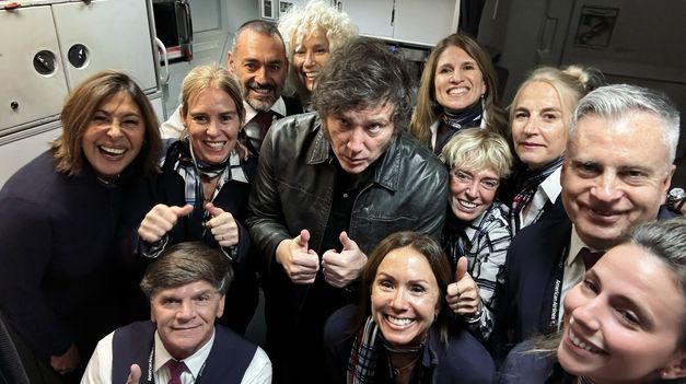 El Presidente viajó en vuelo comercial rumbo a Estados Unidos.
