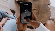 TikTok negó las acusaciones y rechazó estar rastreando la actividad de los usuarios.
