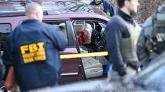 Miembros del FBI alrededor de la camioneta que manejaba la mujer asesinada a disparos por un agente de migraciones. Miembros del FBI alrededor de la camioneta que manejaba la mujer asesinada a disparos por un agente de migraciones.