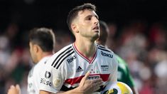 Jonathan Calleri le ofreció su tarjeta de crédito a la familia Juan Izquierdo para que no le falte nada Jonathan Calleri le ofreció su tarjeta de crédito a la familia Juan Izquierdo para que no le falte nada
