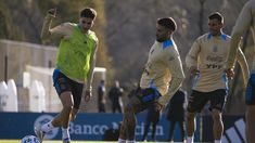 Julián Álvarez y Nicolás Otamendi, posibles titulares en la Selección argentina. Julián Álvarez y Nicolás Otamendi, posibles titulares en la Selección argentina.