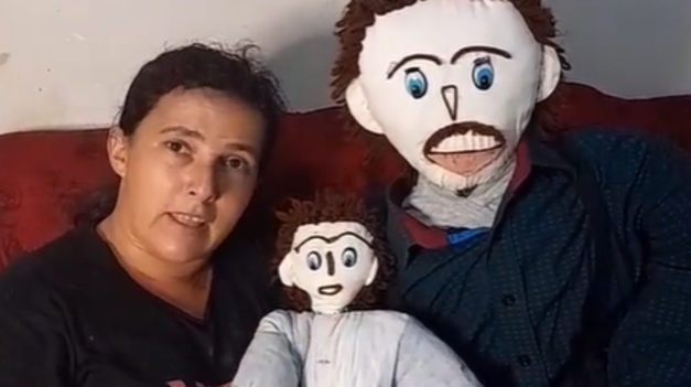 Mujer que se casó con un muñeco de trapo que le fue infiel tendrá el segundo hijo con él