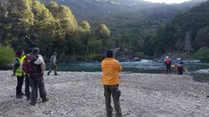 Encontraron muerto al turista desaparecido que era buscado en el río Manso. Encontraron muerto al turista desaparecido que era buscado en el río Manso.