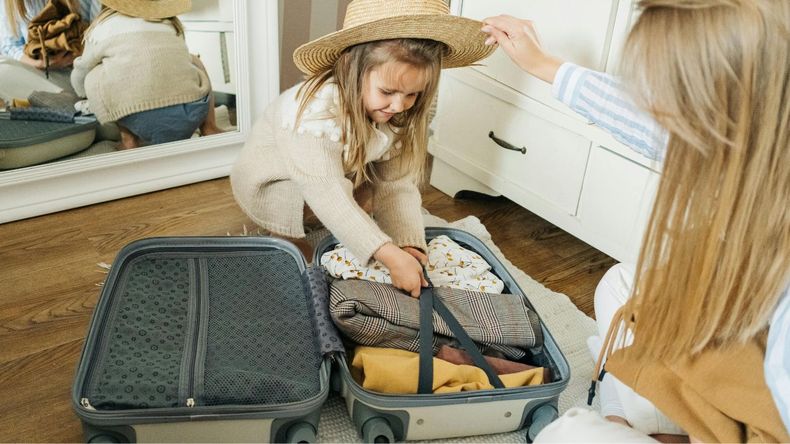 La mochila suele ser más ligera y versátil, ideal para quienes buscan mayor movilidad, especialmente en destinos con terrenos irregulares o al viajar en transporte público.