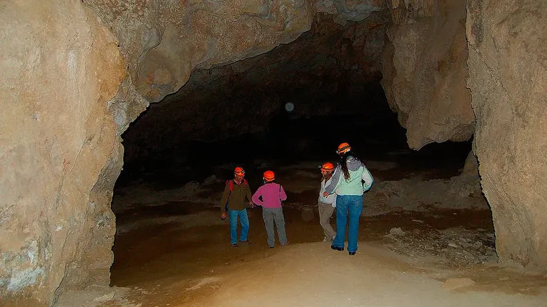 La Caverna de las Brujas está ubicada a 72 km de Malargüe, en el sur de Mendoza