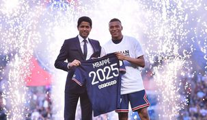 Mbappé&nbsp; junto a Nasser Al-Khelaïfi, el jeque y dueño del PSG.