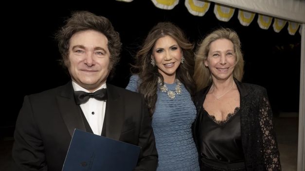 Los hermanos Milei y Kristi Noem en Mar-a-Lago.