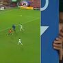 El árbitro frenó el partido y expulsó al chico.