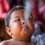 Ardi Rizal, el niño que empezó a fumar antes de los dos años.