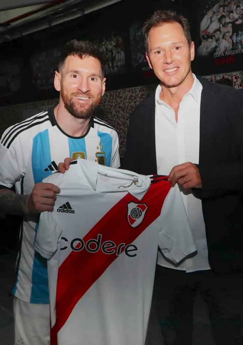 La primera imagen de Messi con la camiseta de River fue junto a Brito.