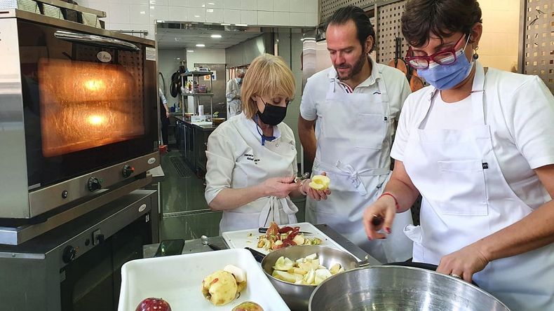Los diplomáticos franceses mostraron sus habilidades en la cocina.