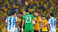 El colombiano Wilmar Roldán expulsa al capitán de la Selección argentina. El colombiano Wilmar Roldán expulsa al capitán de la Selección argentina.