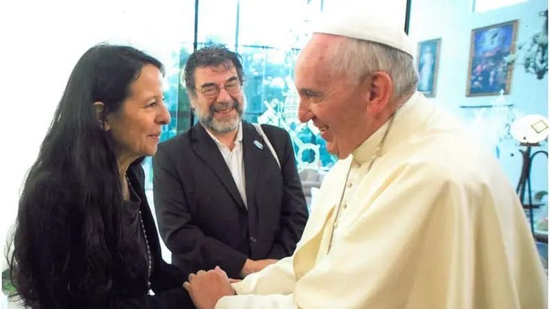 Ana María, hija de Esther, con Francisco.