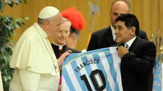 Diego Maradona le obsequia una camiseta al papa Francisco. Diego Maradona le obsequia una camiseta al papa Francisco.