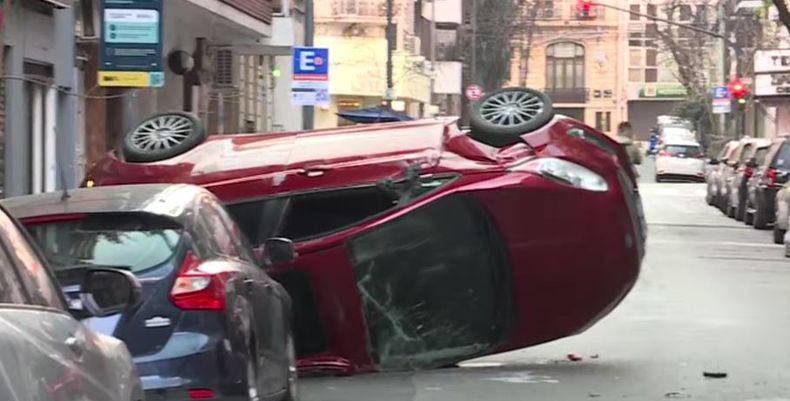 Venían tres personas a bordo del auto que terminó volcado en Recoleta: ninguna resultó herida. 