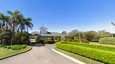 El pequeño de cinco años se encontraba jugando. El pequeño de cinco años se encontraba jugando.