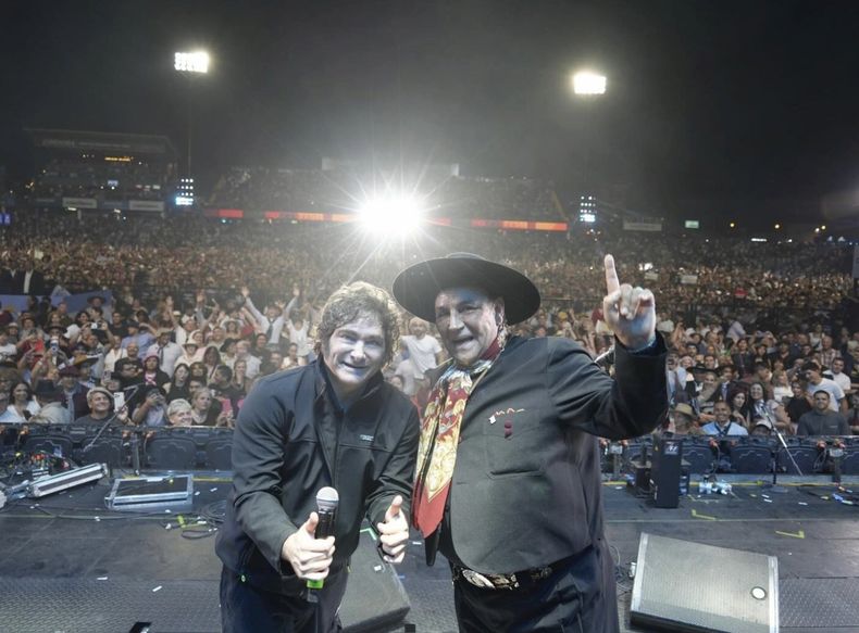 El Presidente junto al artista.