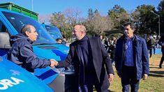Martín Insaurralde y Wado de Pedro durante la entrega de móviles en Lomas de Zamora.