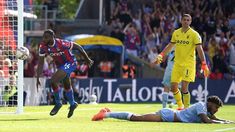 Dibu Martínez atajó un penal, pero Zaha lo hizo de rebote e hizo un festejo sobrador. Dibu Martínez atajó un penal, pero Zaha lo hizo de rebote e hizo un festejo sobrador.