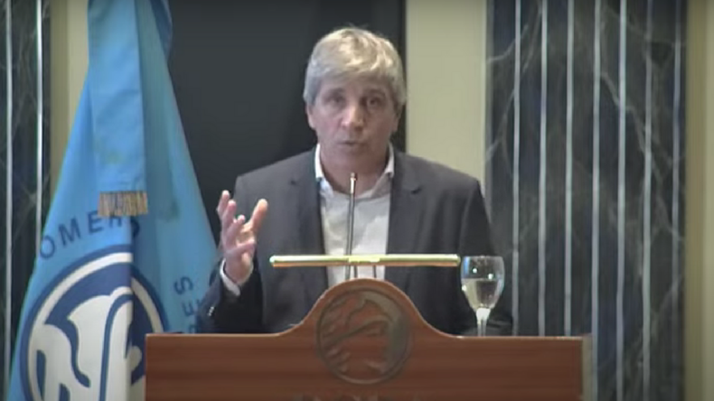 Caputo pidió que la gente se quede tranquila porque los pesos están respaldados.