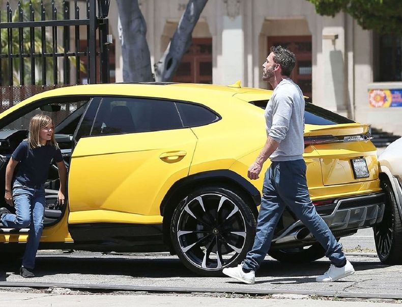 El hijo de Ben Affleck, de 10 años, chocó un Lamborghini de u$s   contra un BMW