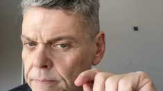 El actor debió ser operado de urgencia y ya se encuentra en una sala normal. El actor debió ser operado de urgencia y ya se encuentra en una sala normal.