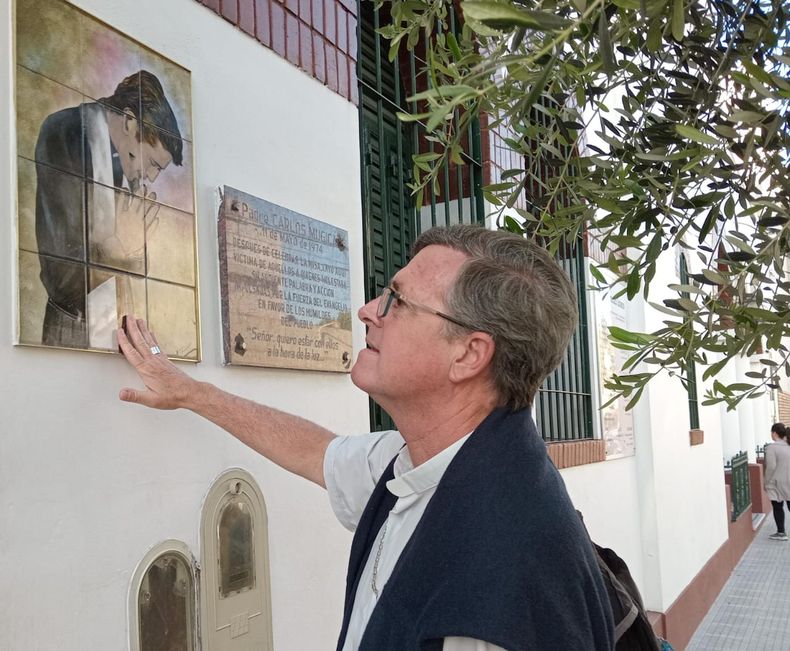 García Cuerva en la mayólica del cura villero Carlos Múgica