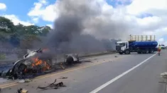 El choque entre ambos vehículos fue seguido por un voraz incendio. El choque entre ambos vehículos fue seguido por un voraz incendio.