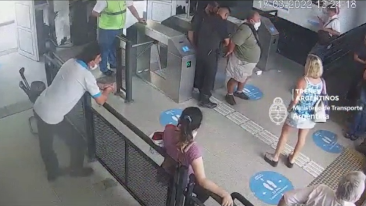 Video: detuvieron a un hombre por abusar de una mujer en una estación de  tren