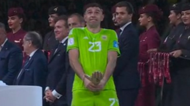 Las manos con la copa y el premio en sus genitales del arquero argentino.